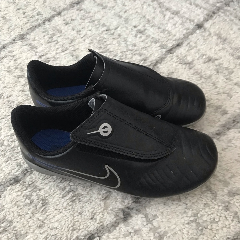 Nike JR Legend 10 Club soccer Cleats in Black and Orange